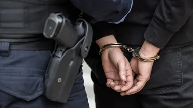 Zarzuty po kradzieży w sklepie. 26-latek szarpał ochroniarza