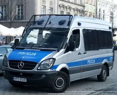 28-latek wciągnięty przez prasę rolującą pod Biskupcem - policja ostrzega