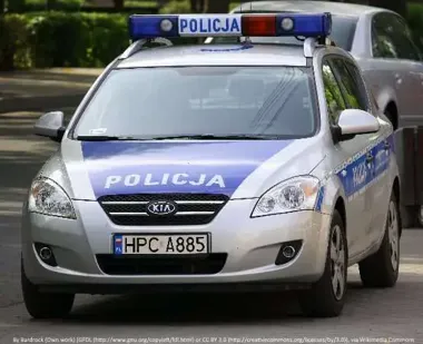 Rowerzysta wjechał pod Peugeota. 43-latek w szpitalu, policja szuka przyczyn