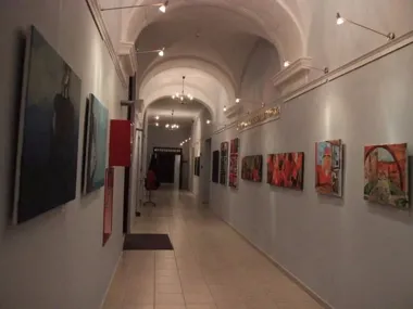 „Prześwit” w Olsztynie pokazuje, jak światło potrafi przebić się przez kolor